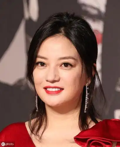 "大眼女星"赵薇美照,酒红色卷发很女人