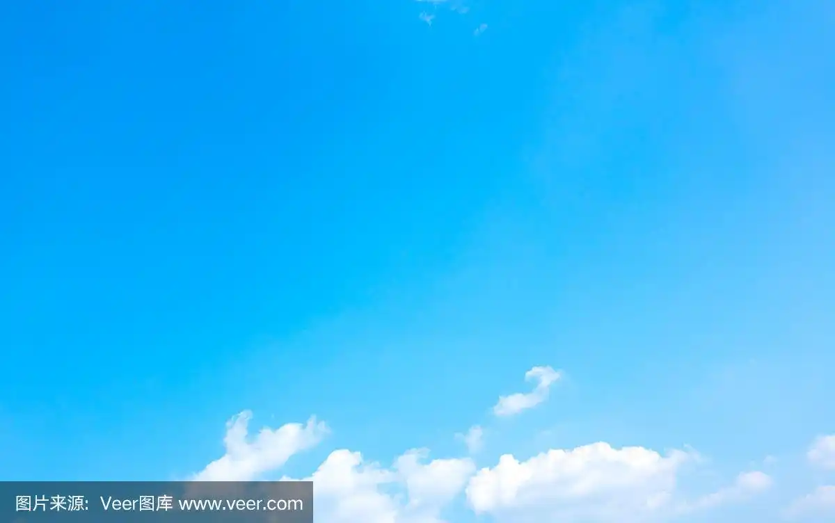 天蓝色或蓝色的天空和云在蓝色的背景