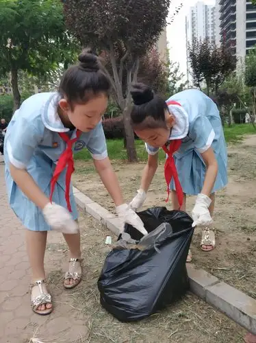 我们是环保小卫士.(凤凰世嘉实验小学,石竣溪,许舒涵,刘子琪)