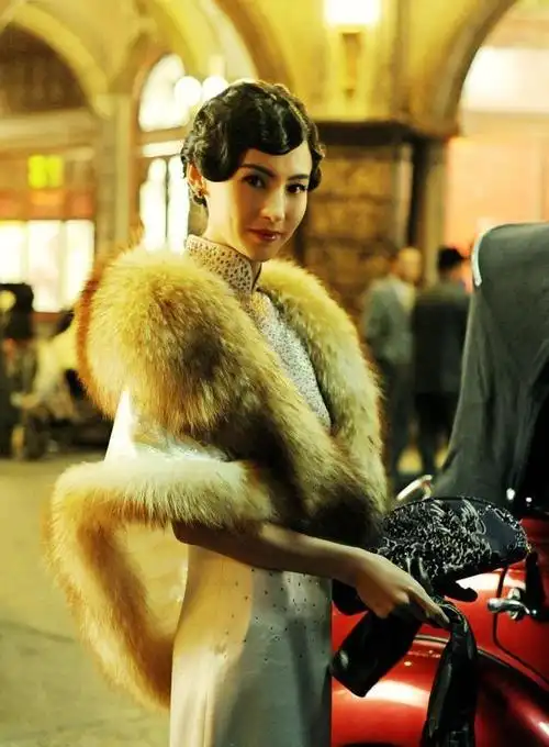 张柏芝搭配一件奢华的毛绒披肩,手持复古的包包,散发着民国豪门的矜贵