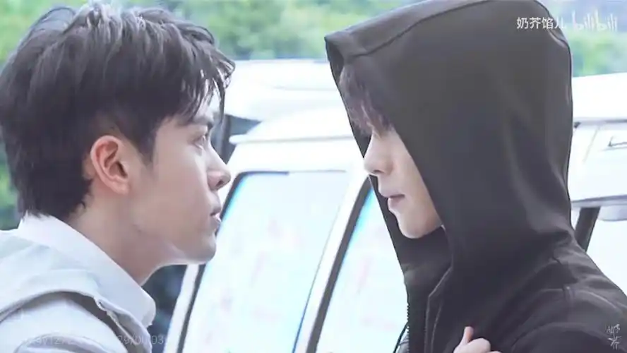 大家有没有觉得肖宇梁的小哥正面冷,侧面很温柔(加演技楼,图多慎入)