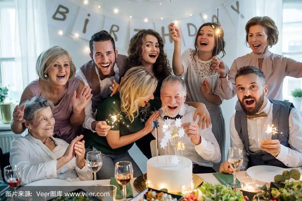 一位老人和几代同堂的家人在室内聚会上庆祝生日.