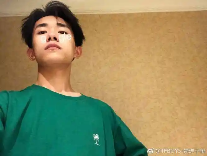 超话#这跟易烊千玺谈了有什么区别#易烊千玺喜欢的微微仰拍视角自拍