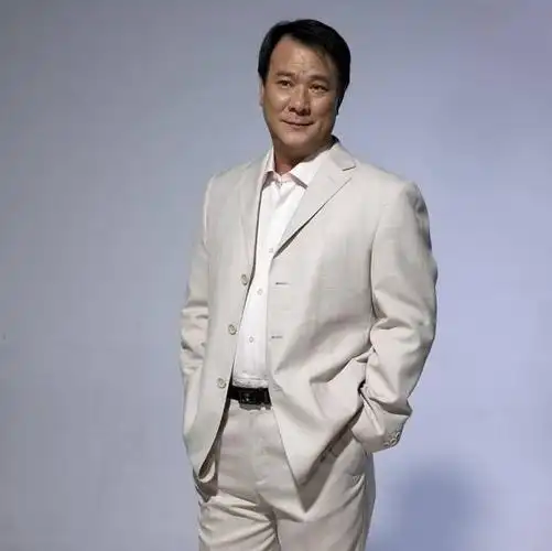 万梓良大背头穿皮衣发福严重,李修贤也老了