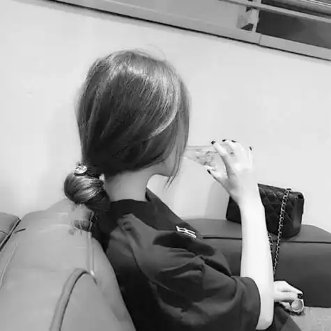 女生头像霸气超拽黑白图片,温柔要留给值得的人