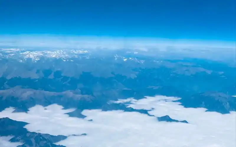 我们所处的这一片深蓝色的浩渺海洋 让我们在一次次的日升日落中重新