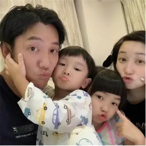 刘德华干儿子官宣三度当爹一家合照超幸福颜值高妻子获赞