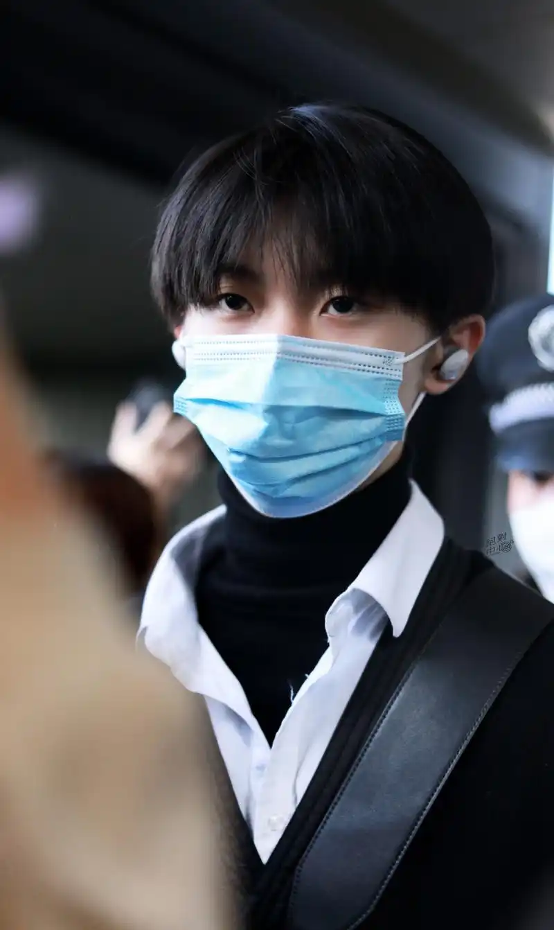 时代少年团队长马嘉祺机场私服,大男孩最爱的全黑穿搭