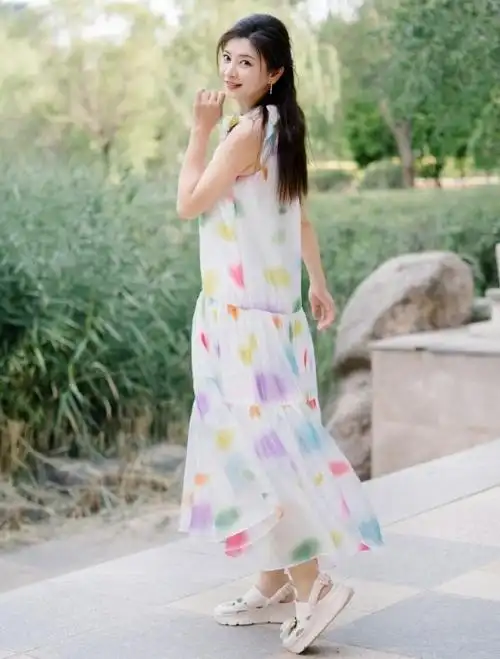 "沈眉庄"斓曦首度回应穿丑衣服,郑重喊话:玩梗适度,衣服无错