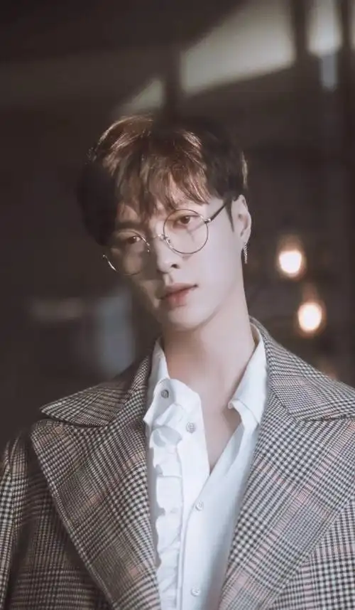 张艺兴真的太适合戴眼镜了盐甜兼备