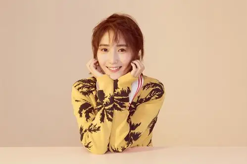 p>张嘉欣,出生于广州,内地歌手.