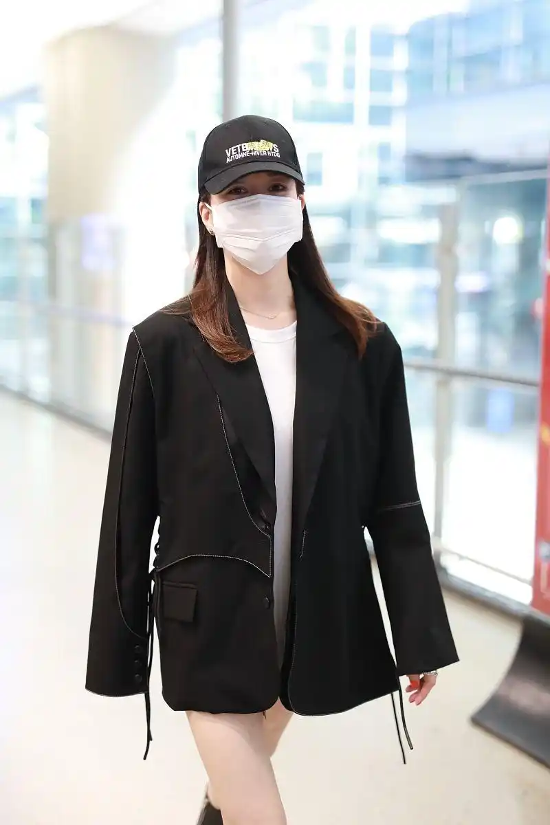 佘诗曼街拍:拼接西装裙prada骑士靴 vetements鸭舌帽酷黑霸气