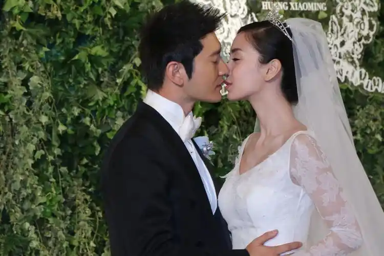 黄晓明与baby结婚证件照曝光 搞怪卖萌玩穿越