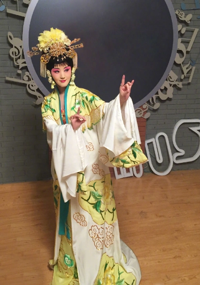 46岁杨钰莹戏曲造型学兰花指有模有样,美的不可方物啊!