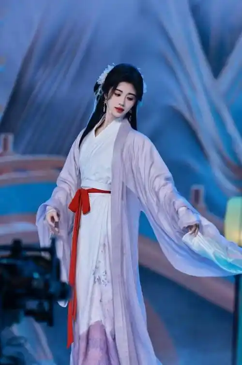 鞠婧祎不愧为时髦精!