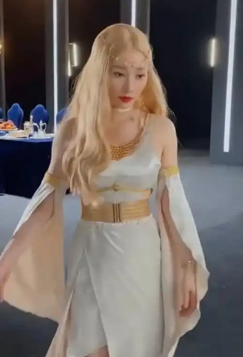 柳岩cos雅典娜造型