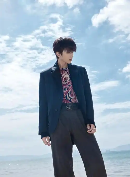 gq蔡徐坤海边图露腰了