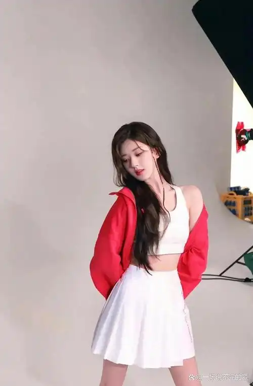 近日,网友在社交媒体上晒出一组赵露思近照,引发热议.