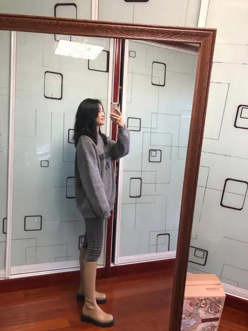 这天绝了上个月还是貂,这个月天天18度左右,这种大毛衣只能这个天穿了