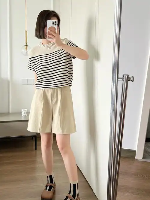 日系条纹衫搭配卡其色短裤近期最爱了