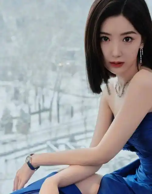 原创毛晓彤克莱恩蓝抹胸礼服裙美极啦