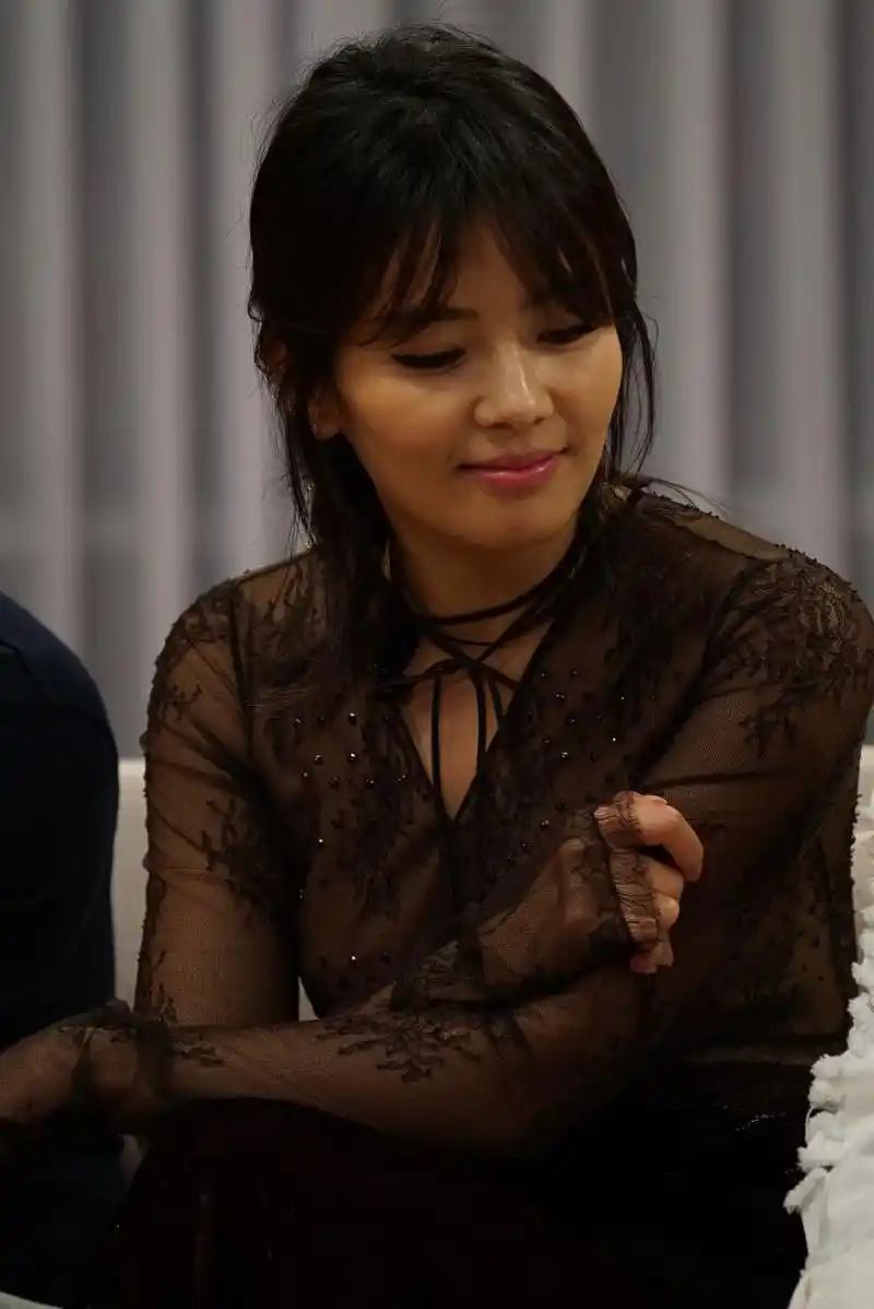 刘涛黑色透视装剧照,这是在演话剧吗?不过刘涛身材管理的还真可以.