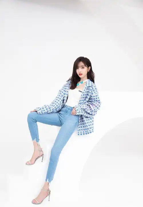 吴宣仪水蓝色格纹外套清甜性感写真59