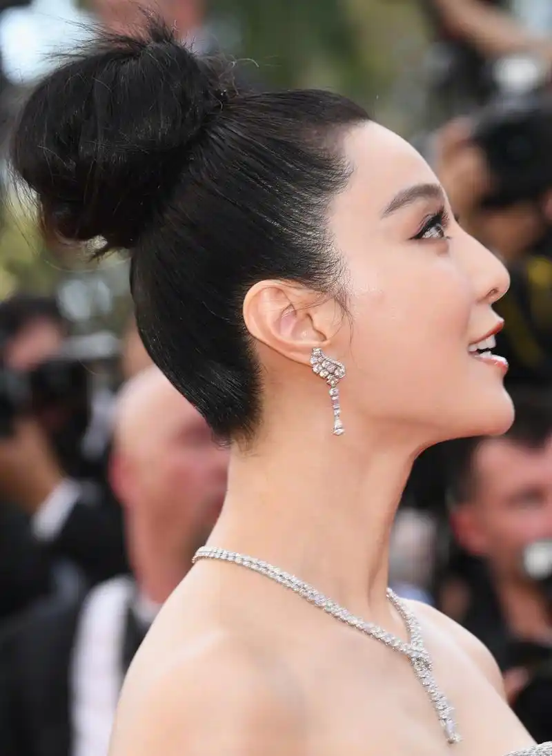 戛纳电影节#范冰冰身着抹胸蛋糕裙亮相第71届戛纳国际电影节开氖浇