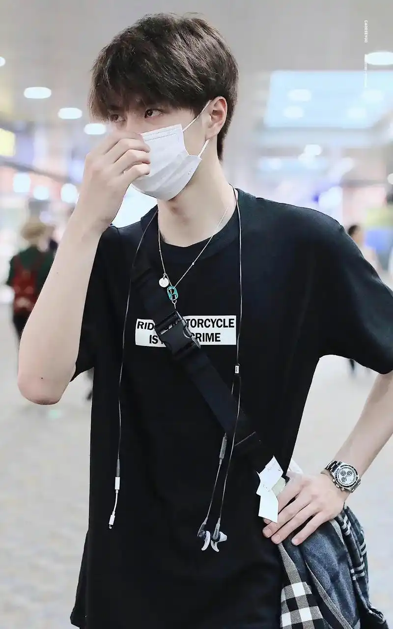 王一博 #机场照 @dou 小助手 - 抖音