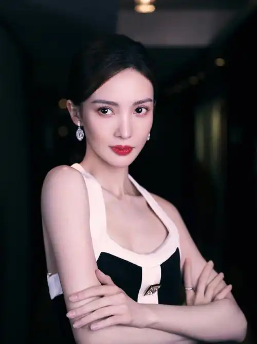 简介:金晨法式复古风优雅写真图片,分享一组金晨图片给大家,图中的