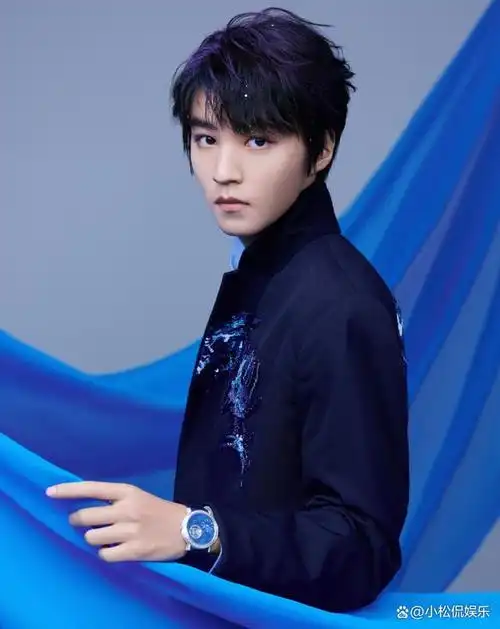 王俊凯新歌《回望》官宣,封面是蓝色,小螃蟹的应援色