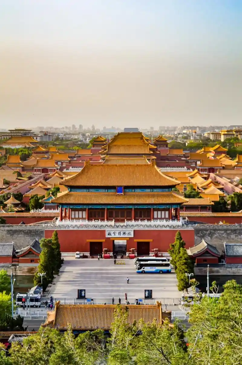 俯瞰故宫全景的景山公园.