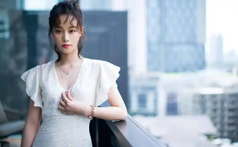 "浣碧"蓝盈莹爆近照,深v大开秀事业线,一字锁骨过于抢镜_妈妈_视频