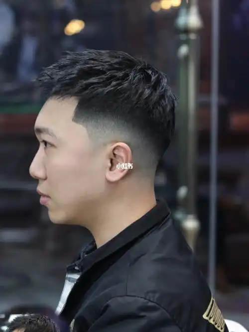 男士清爽短发两侧渐变层次