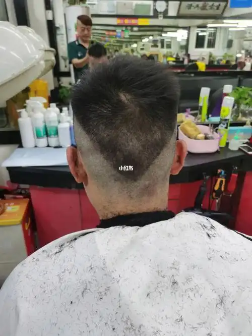 一个倒三角有一种坚韧不拔的气势#男生发型  #发型推荐  #上海