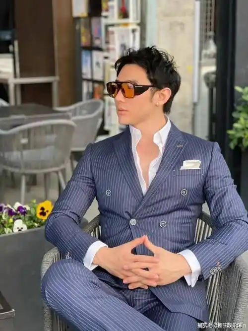 原创白冰前夫大秀西装自拍露出黑丝袜网友性感的男人