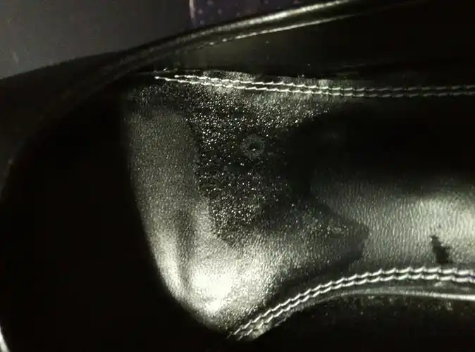 穿了一下午高跟鞋,感觉鞋子有点挤脚,而且脱了一看