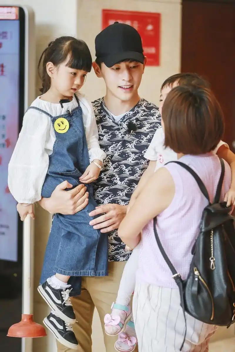 邓伦小山竹《爸爸去哪儿5》最新剧照图片