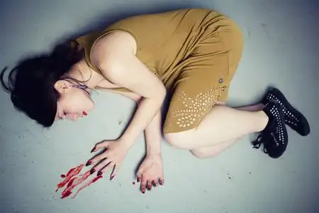 悲伤抑郁的女人流泪乔布斯用木勺流泪女孩有蒲公英的乐趣悲しい少女の