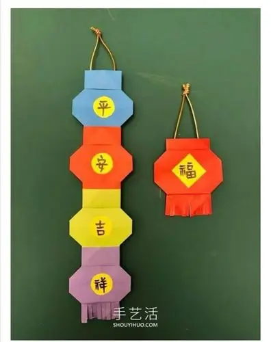 你还可以在黄色纸上写上吉祥的文字,剪出圆片后贴到灯笼上.