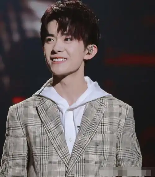 易烊千玺三七分最好看?仅此一张的空气刘海照曝光后,全网沦陷了_腾讯