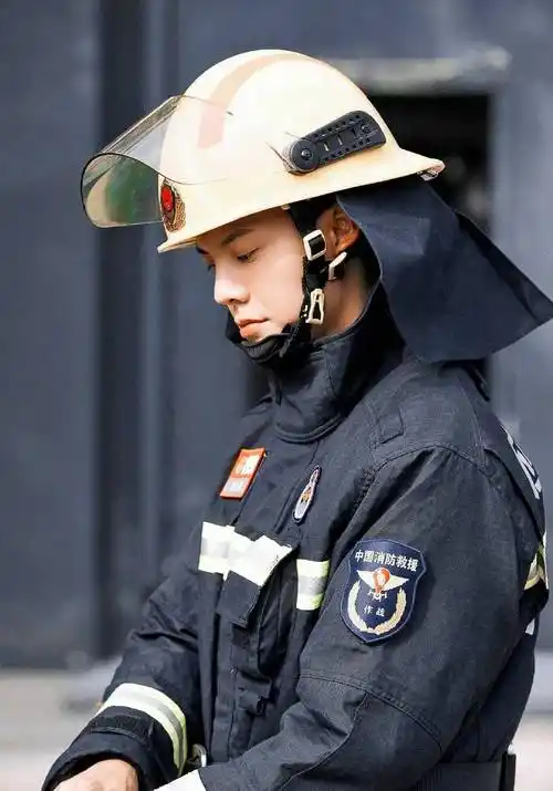 陈伟霆新剧《照亮你》饰演了一名消防特勤大队队长,虽主线故事还是和