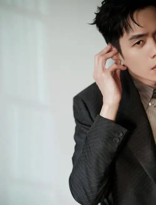 张若昀黑色条纹西装##张若昀连续两次活动造型