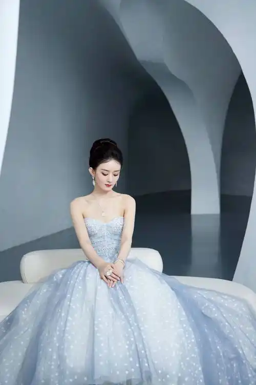 赵丽颖蓝色抹胸连衣裙时尚写真_美得