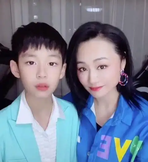 曹颖晒全家福辟谣女儿传闻并拒绝再生 10岁儿子俊朗帅气