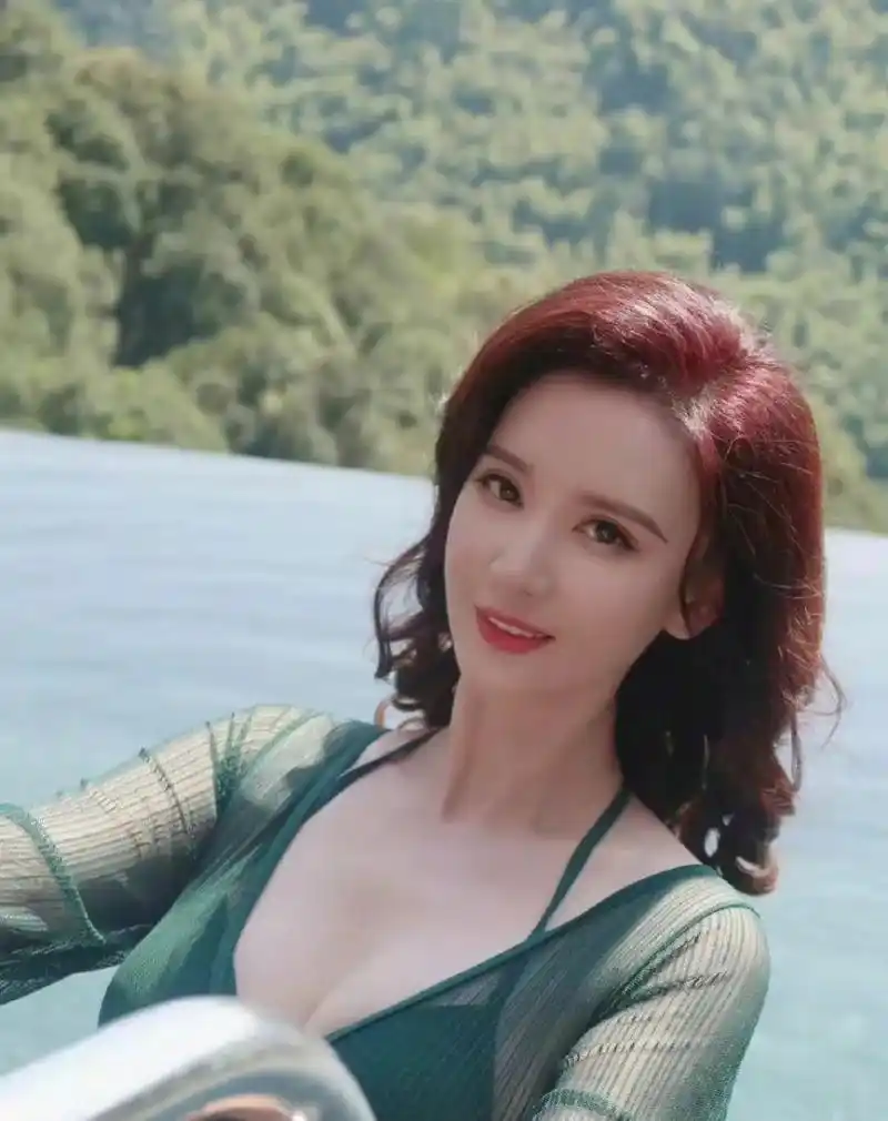 近日,知名演员张萌在社交媒体上分享了一组泳装照,引起了广大网友的