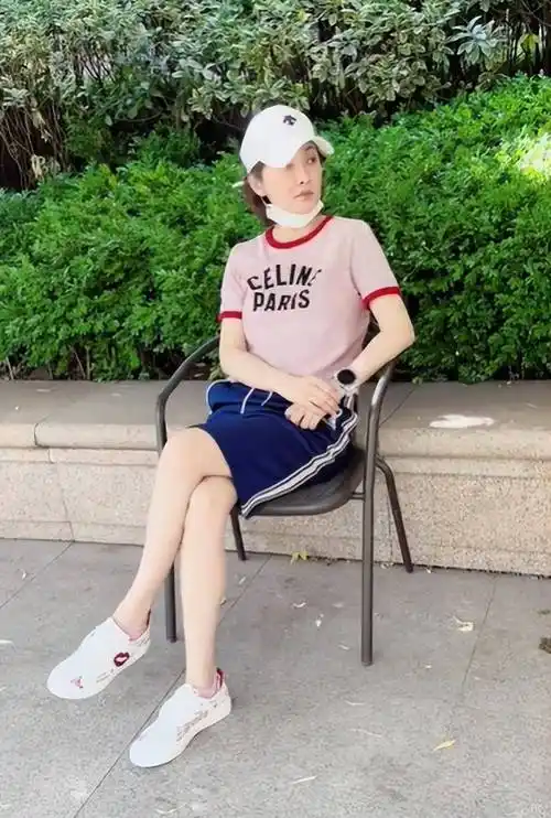 49岁牛莉晒素颜生活视频,戴白色帽子穿裙子十分减龄,笑容甜蜜_照片