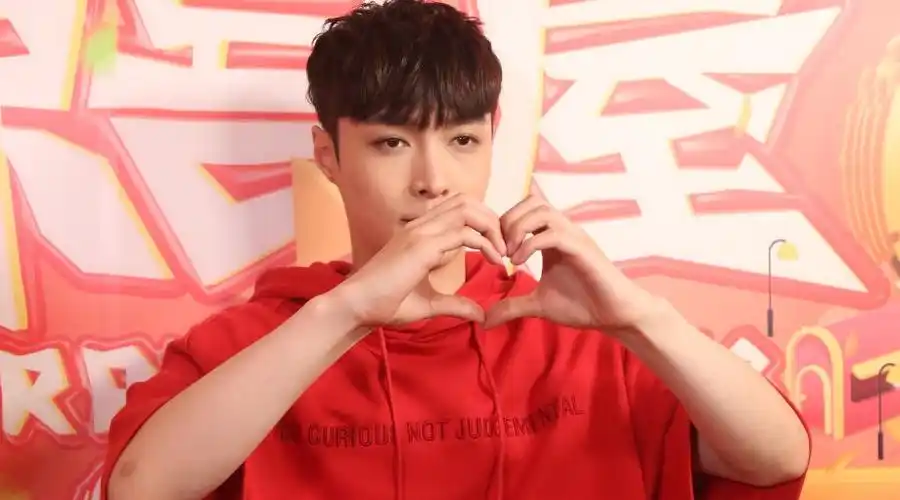 星闻揭秘      #春晚##中国赞#张艺兴专访 张艺兴花式比心 q:节目