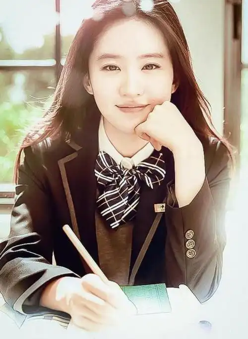 刘亦菲穿校服旧照 清纯让人心动_极酷网