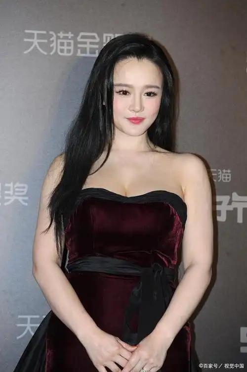 邹市明的夫人冉莹颖选择一身礼服长裙出席活动,尽显贵夫人风范